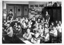 22-8172 Schoolfoto: openbare lagere school II. Juffrouwen v.d. Kolk en Wilbrink