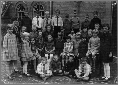 22-8193 Schoolfoto: openbare lagere school II. Juffrouw Van de Werken