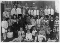 22-8176 Schoolfoto: openbare lagere school II. Meester Wijk en juffrouw Wilbrink