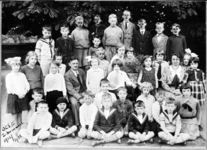 22-8177 Schoolfoto: openbare lagere school II. Meester Wijk en juffrouw Wilbrink