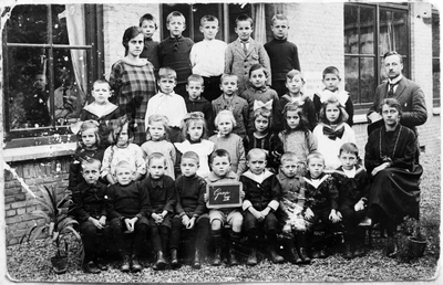 22-8181 Schoolfoto: christelijke lagere school. Meester Wendte