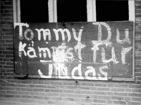 4-1423 Oorlogsschade, opschrift op bakkerij familie Vughts: Tommy Du Kamfst fur Judas