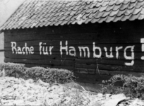 4-1426 Oorlogsschade, opschrift op schuur van de familie Thien: Rache fur Hamburg!
