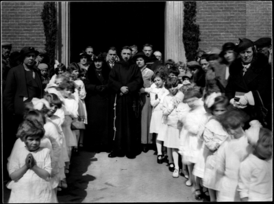 20-251 Huldiging bij de kerk van neomist pater Majella (Chr.W.A. van de Laar)