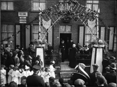 20-250 Huldiging bij het ouderlijk huis van neomist pater Majella (Chr.W.A. van de Laar)