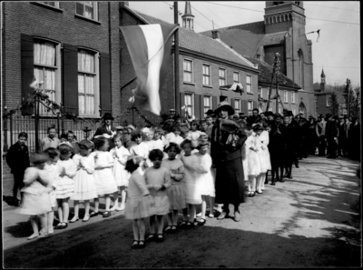 20-253 Huldiging bij het ouderlijk huis van neomist pater pater Majella (Chr.W.A. van de Laar)