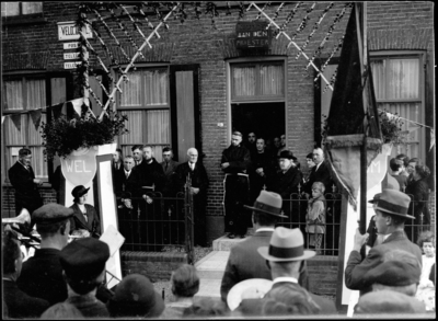 20-255 Huldiging bij het ouderlijk huis van neomist pater Bernardinus (F. van de Laar)