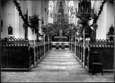 20-256 katholieke kerk bij de eerste H. Mis van pater Bernardinus (F. van de Laar)