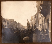 22-8233 Watersnood. Koningin Wilhemina op bordes gemeentehuis
