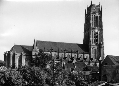 22-8256 Zicht op de Sint Maartenskerk