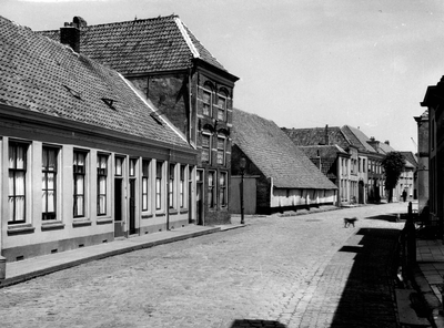 22-8257 Straatgezicht met oude gevel en stadsboerderij