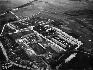 22-8260 Luchtfoto Koningin Wilhelminaweg met woningbouw De Vergt. Onder midden oude ambachtsschool, linksboven HBS