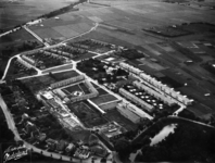 22-8260 Luchtfoto Koningin Wilhelminaweg met woningbouw De Vergt. Onder midden oude ambachtsschool, linksboven HBS