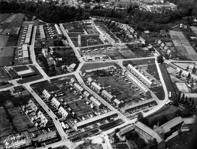 22-8262 Luchtfoto woningbouw De Vergt. In het midden landgoed De Ezel