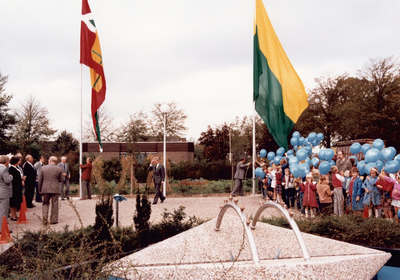 18-139/18-169 Bijeenkomst ter gelegenheid van de onthulling van de fontein bij het dorpshuis Podarwic te Poederoijen, ...