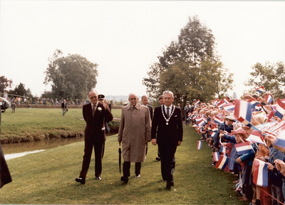 6-669/6-736 Officiële opening van het gebouw van de Haagse Duinwaterleiding (sinds 2009 Dunea) door prins Bernhard ...