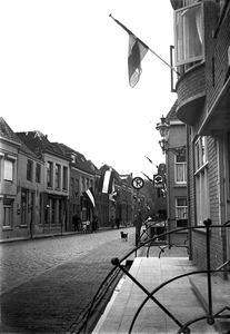 22-8829 Straatgezicht richting Bossche Poort, vlaggen hangen uit