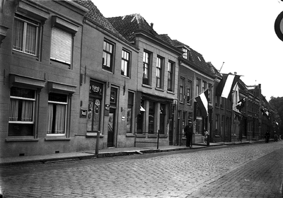 22-8830 Straatgezicht richting Bossche Poort, vlaggen hangen uit