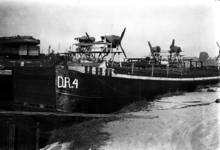 22-8831 In opdracht van de Duitse bezetter omgebouwde rivieraken met vliegtuigmotoren
