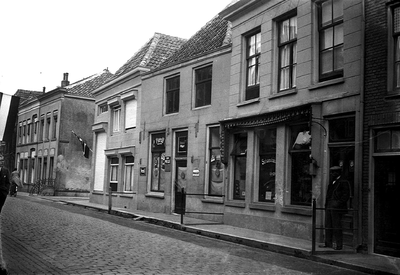 22-8833 Straatgezicht richting Bossche Poort, vlaggen hangen uit