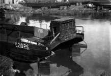 22-8834 In opdracht van de Duitse bezetter omgebouwde rivieraken met vliegtuigmotoren