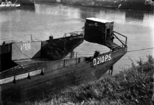 22-8836 In opdracht van de Duitse bezetter omgebouwde rivieraken met vliegtuigmotoren