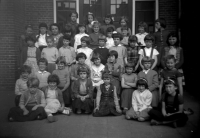 14-1820 Schoolfoto met juffrouw Goesten