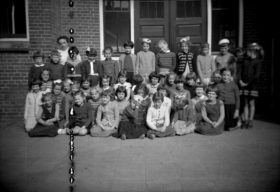 14-1822 Schoolfoto met juffrouw Goesten