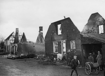 14-1823 De restanten van drie boerderijen van E. Hooymans, J. Visschers en H. Vissers die bij een brand op 26 maart ...