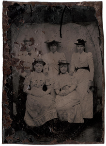 17-38 Portret van vijf onbekende dames.