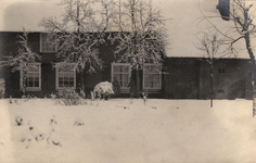 21-442 Boerderij in de sneeuw met twee vrouwen ervoor (sneeuw ballen gooiend?)