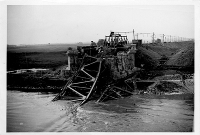 22-4698 Verwoeste spoorbruggen bij Zaltbommel