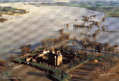 18-176 Luchtfoto van slot Loevestein tijdens het hoogwater