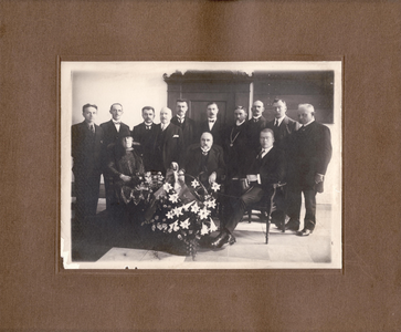 22-8904 Afscheid van W.C. Pleijte als gemeentesecretaris van Zaltbommel. Zittend van links naar rechts: Mevr. ...