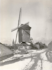 10-1107 Molen, met op de achtergrond de katholieke kerk