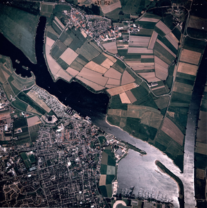 14-1829 Luchtfoto dorpskern Kerkdriel met Alem en de Maasarm