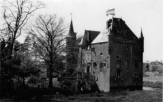 21-453 Slot Well, met oorlogsschade en Nederlandse vlag