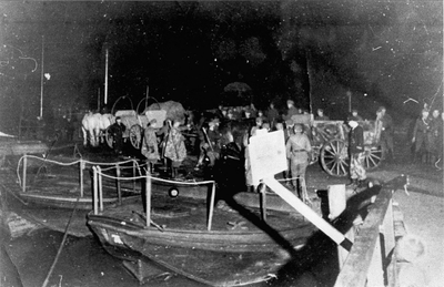 22-1012 Colonne van Duitse soldaten met paarden en karren op de schipbrug over de Waal bij Zaltbommel, bij nacht. ...