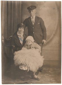 11-376 Portretfoto F.A. de Bergh (1895) en G. van Overdam (1900) met hun gehandicapte zoon F.G. de Bergh (1926), sinds ...