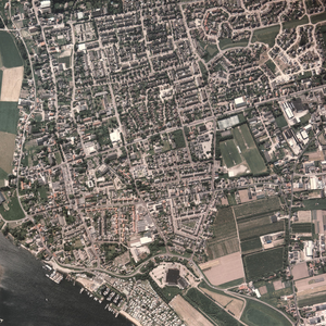 14-1835 Luchtfoto dorpskern, onderaan de haven en het zwembad