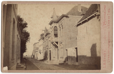 22-8986 Straatgezicht richting Waalkade, met rechts het in 1883 gebouwde huis met koetshuis van kol. A.D. Makkink, ...