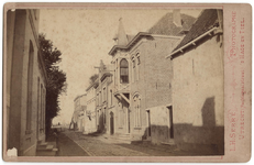 22-8986 Straatgezicht richting Waalkade, met rechts het in 1883 gebouwde huis met koetshuis van kol. A.D. Makkink, ...