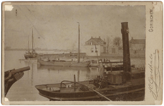 22-8998 Haven van Zaltbommel. Op de voorgrond een stoomboot. Op de achtergrond de woning van scheepsbouwer J. Meijer ...