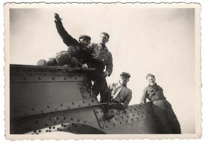 10-1252 Groepsfoto arbeiders bij het herstel van de verkeersbrug. Geheel rechts J.C. Heil