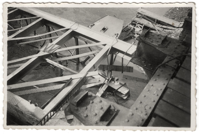 22-9044 Herstelwerkzaamheden aan de spoorbrug. Op 30 augustus 1940 gekanteld en omlaag gestort brugdeel waarbij zeven ...