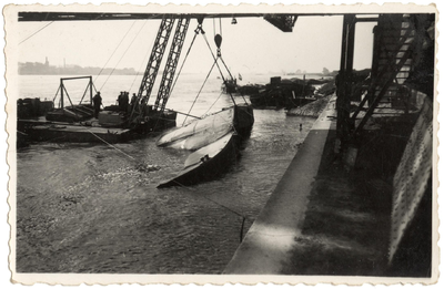 22-9046 Herstelwerkzaamheden aan de spoorbrug. Lichten van een beschadigd ponton, na het kantelen en omlaag stortten ...