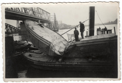 22-9047 Herstelwerkzaamheden aan de spoorbrug. Lichten van een beschadigd ponton, na het kantelen en omlaag stortten ...