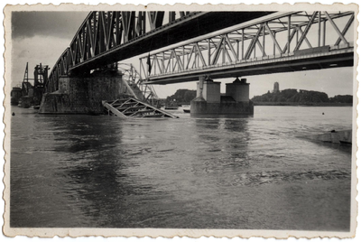 22-9049 Herstelwerkzaamheden aan de spoorbrug. Op 30 augustus 1940 gekanteld en omlaag gestort brugdeel waarbij zeven ...