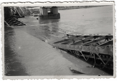 22-9050 Herstelwerkzaamheden aan de spoorbrug. Op 30 augustus 1940 gekanteld en omlaag gestort brugdeel waarbij zeven ...