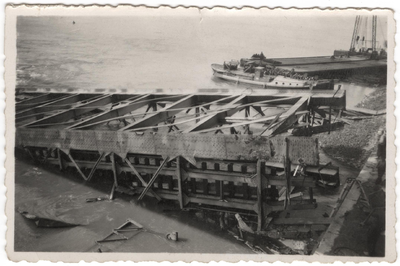 22-9051 Herstelwerkzaamheden aan de spoorbrug. Op 30 augustus 1940 gekanteld en omlaag gestort brugdeel waarbij zeven ...